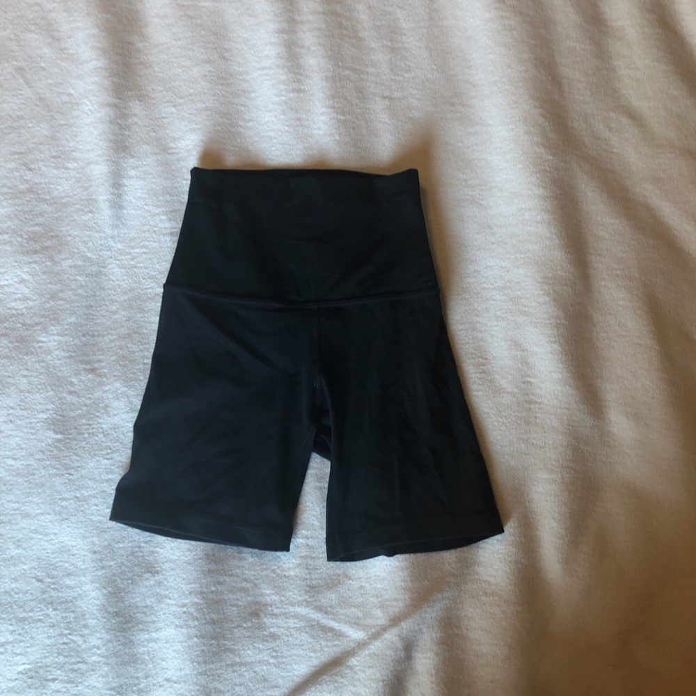 black lululemon biker shorts